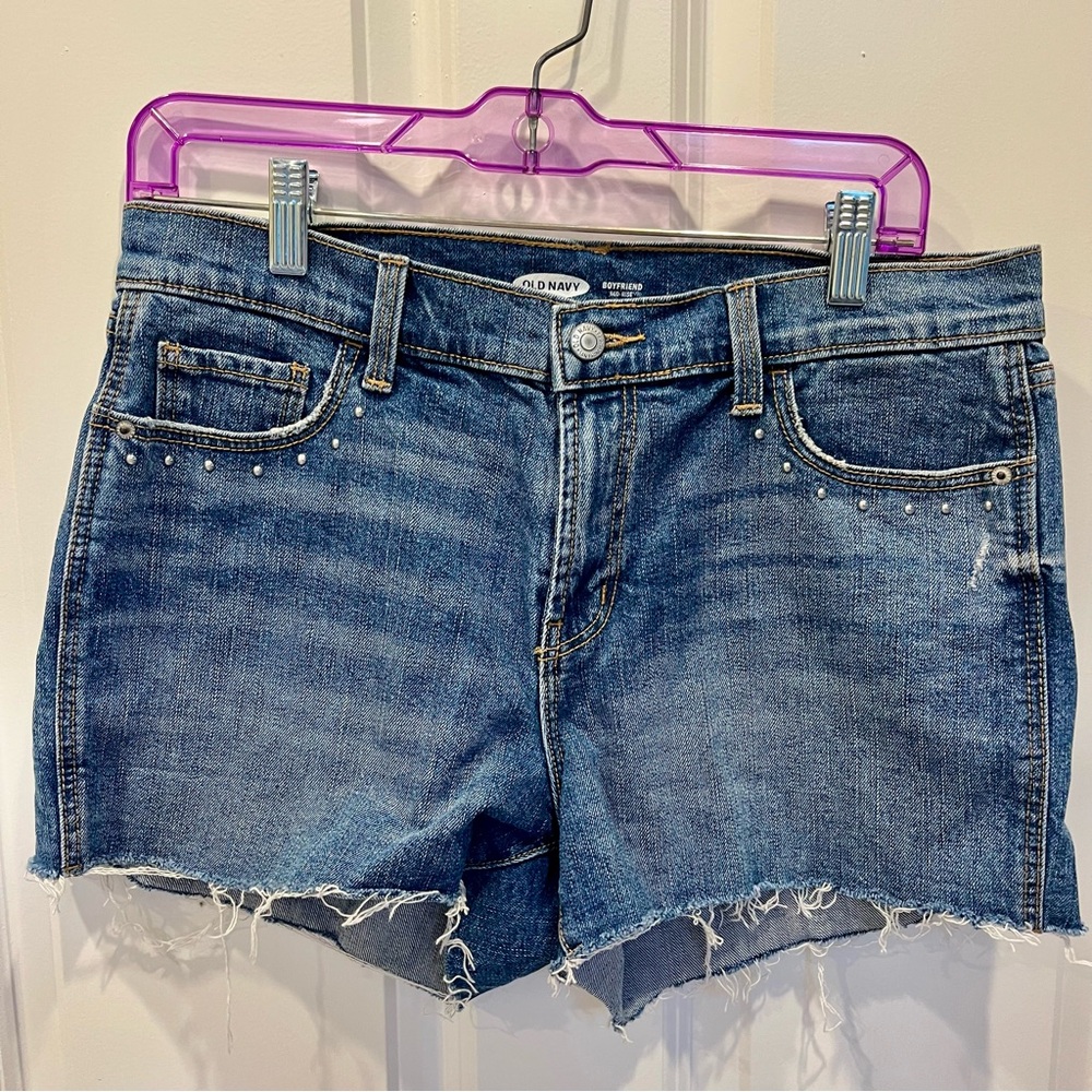 Women’s SZ 6 OLD NAVY MID RISE BOYFRIEND 3” FRAYED HEM MED WASH DENIM SHORTS